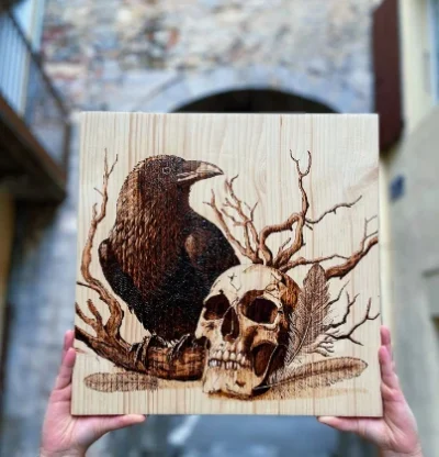Pyrogravure corbeau et crâne sur bois naturel, œuvre unique signée Louve de Lune – Pyroart.