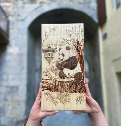 panda mangeant du bambou- Pyro'art Louve de Lune