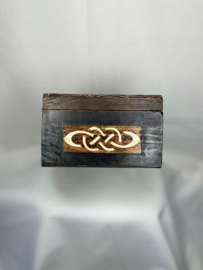 Coffret Arbre de vie, pyrogravure sur bois avec motifs Yggdrasil et influence Viking. Une création de Louve de Lune pour Pyro'Art