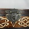 Artisanat celtique : Coffret Arbre de vie en pyrogravure sur bois, inspiration Yggdrasil. Louve de Lune- Pyro'Art