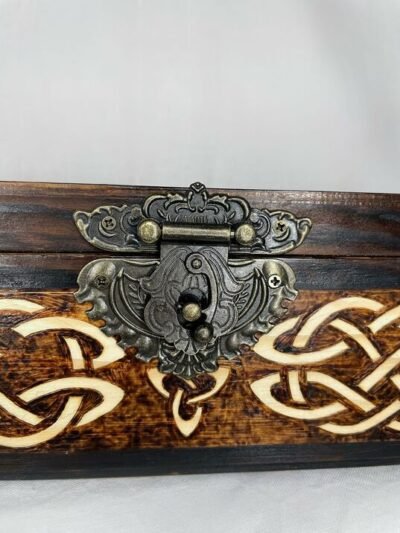 Artisanat celtique : Coffret Arbre de vie en pyrogravure sur bois, inspiration Yggdrasil. Louve de Lune- Pyro'Art