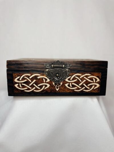 Artisanat en bois, Coffret pyrogravé Arbre de vie avec motifs inspirés de Yggdrasil. Louve de Lune pour Pyro'Art