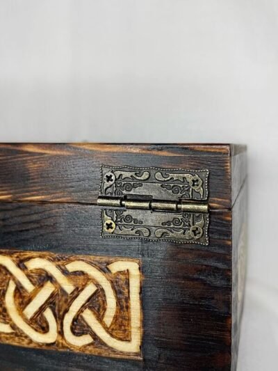 Coffret en bois pyrogravé, Arbre de vie inspiré de la mythologie nordique Yggdrasil. Une création unique de Louve de Lune pour Pyro'Art