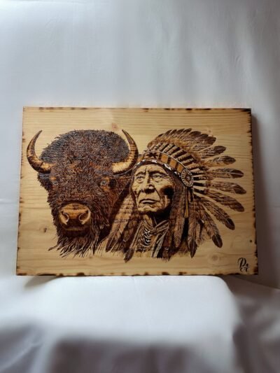 "Pyrogravure sur bois représentant un chef amérindien et un bison, symbole de la culture amérindienne. Œuvre artisanale unique, gravée à la main pour une décoration murale inspirée des traditions autochtones."