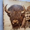 Autochtone - Indien d'Amérique - Bison Louve de Lune Pyro'Art Tableau en pyrogravure "Native", illustrant un chef amérindien et un bison, gravé à la main sur bois, avec des détails fins mettant en valeur la culture amérindienne.