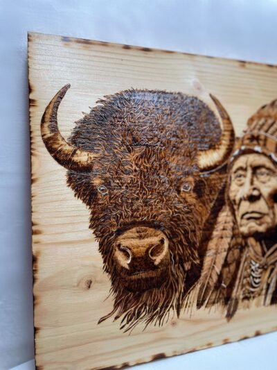 Autochtone - Indien d'Amérique - Bison Louve de Lune Pyro'Art Tableau en pyrogravure "Native", illustrant un chef amérindien et un bison, gravé à la main sur bois, avec des détails fins mettant en valeur la culture amérindienne.