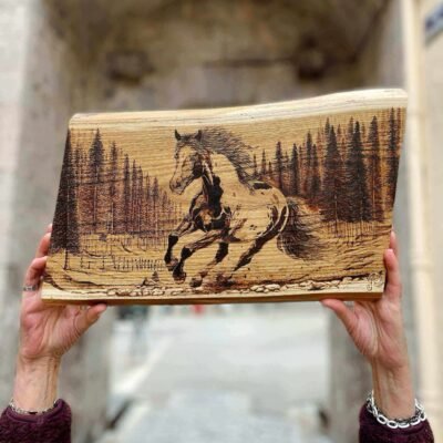 Cheval Pyrogravure sur bois "Tasunka" Pyrogravure d'un cheval sauvage courant à travers la forêt, réalisée sur bois brut. Art unique de Louve de Lune, Pyro'Art.