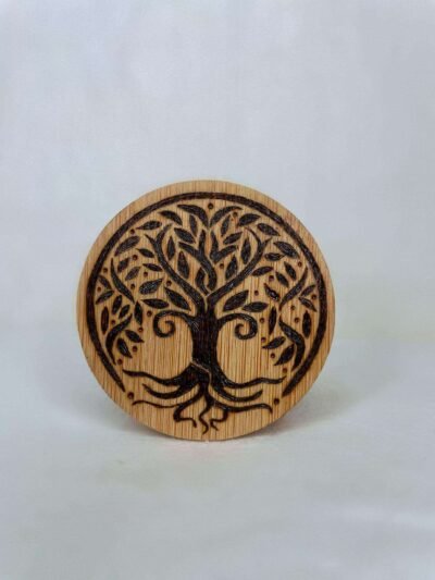 Décapsuleur en bois gravé à la main avec motif Arbre de Vie celtique en pyrogravure, accessoire pratique et décoratif. Créé par Louve de Lune pour Pyro'Art