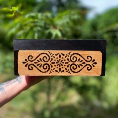 Côté du coffret en pyrogravure Toucan fleurs d'hibiscus, signé Louve de Lune pour Pyro'Art