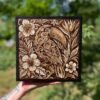 Pyrogravure coffret Toucan fleurs d'hibiscus sur le couvercle, signé Louve de Lune pour Pyro'Art