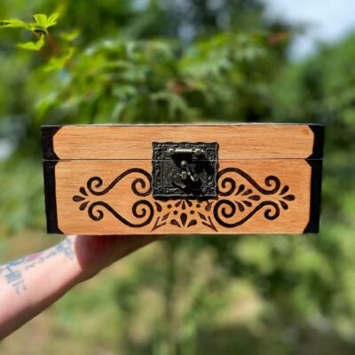 Pyrogravure coffret Toucan fleurs d'hibiscus – face serrure, signé Louve de Lune pour Pyro'Art