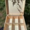 Intérieur du coffret en bois pyrogravé Toucan fleurs d'hibiscus, signé Louve de Lune pour Pyro'Art