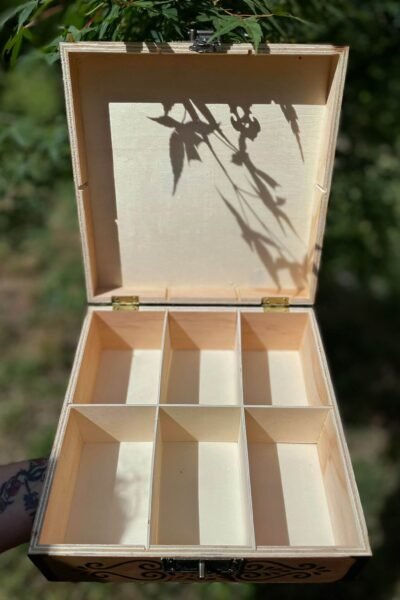 Intérieur du coffret en bois pyrogravé Toucan fleurs d'hibiscus, signé Louve de Lune pour Pyro'Art