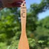 Dos gravé de la spatule de cuisine en bois. Pièce artisanale, avec signature originale d'une lune crée par Louve de Lune pour Pyro'Art