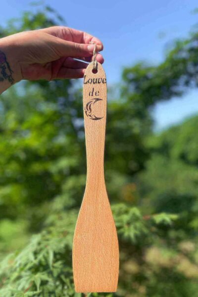 Dos gravé de la spatule de cuisine en bois. Pièce artisanale, avec signature originale d'une lune crée par Louve de Lune pour Pyro'Art