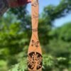 Spatule de cuisine en bois gravé artisanalement- motif arbre de vie- olivier, manche, arabesques et papillon. Signé Louve de Lune pour Pyro'Art.
