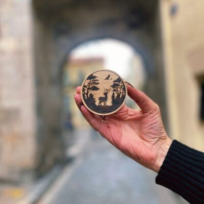 Décapsuleur aimanté en bois pyrogravé motif cerf dans la forêt, création artisanale Pyro’Art – Louve de Lune, accessoire nature réalisé à la main.