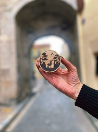 Décapsuleur aimanté en bois pyrogravé motif cerf dans la forêt, création artisanale Pyro’Art – Louve de Lune, accessoire nature réalisé à la main.