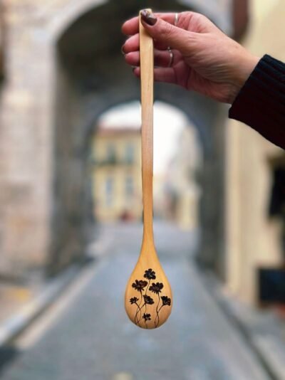 Cuillère en bois motif fleurs pyrogravées – artisanat Pyro’Art