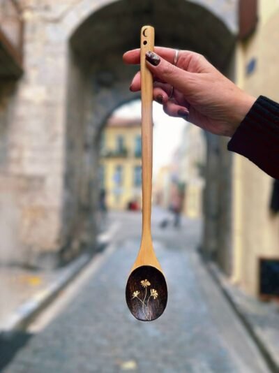 Cuillère en bois artisanale, décor intérieur fond brûlé et fleurs claires pyrogravées