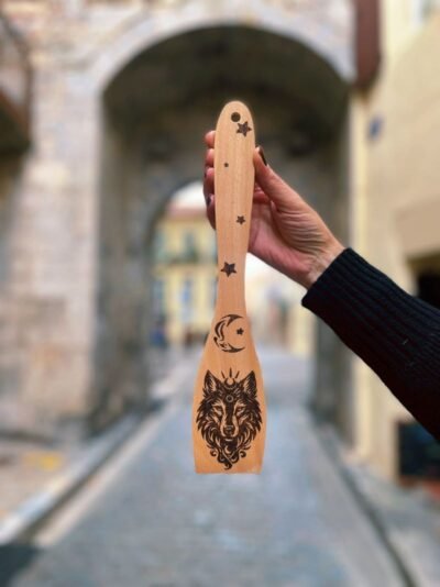 Spatule de cuisine en bois naturel avec loup lunaire pyrogravé à la main – ustensile artisanal unique