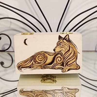 Loup et forêt – coffret en bois pyrogravé avec motif de loup sous la lune Pyro'Art