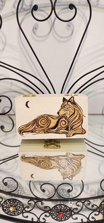 Loup et forêt – coffret en bois pyrogravé avec motif de loup sous la lune Pyro'Art