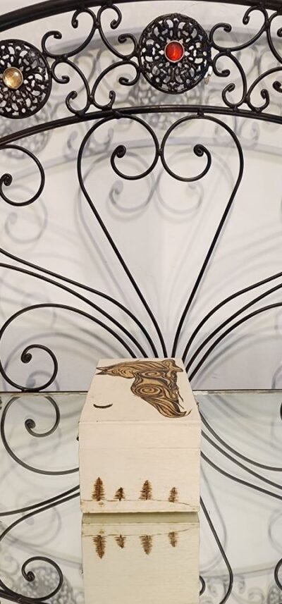 Côté de la boite en bois pyrogravé – avec motif de sapins.