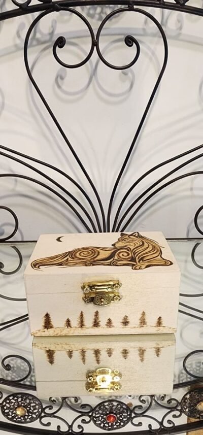 Loup & forêt, coffret artisanal en bois pyrogravé avec motif de loup stylisé sous la lune. Louve de Lune