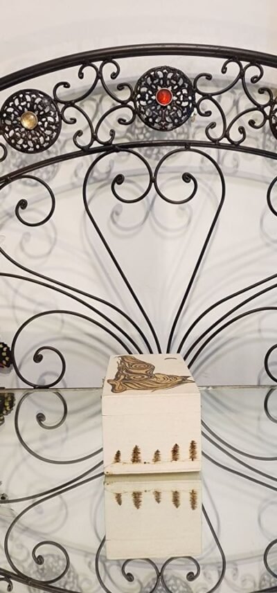 Côté du coffret pyrogravé à la main, frise de sapins. Pyro'Art