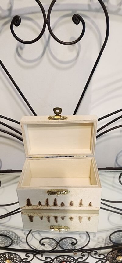 Intérieur du coffret en bois artisanal pyrogravé Loup et Forêt. Pyro'Art