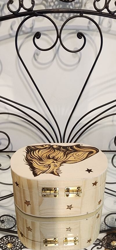 Côté et dos du coffret en bois pyrogravé, décoré d’étoiles – artisanat Pyro’Art.