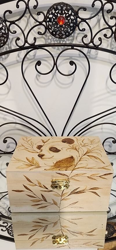 Coffret en bois pyrogravé motif panda et branches, création artisanale, signé Louve de Lune