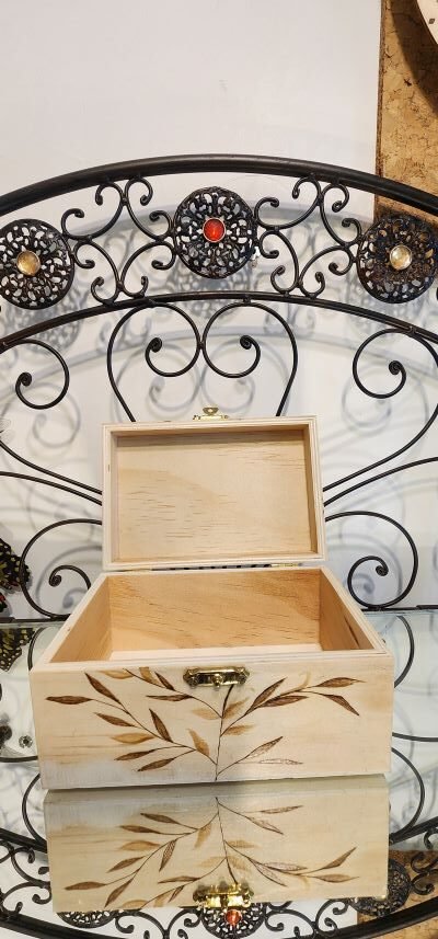 Intérieur du coffret en bois naturel pyrogravé , finition brute.