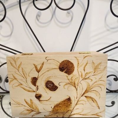 Couvercle du coffret en bois pyrogravé avec motif de panda et feuillage. Signé Louve de Lune