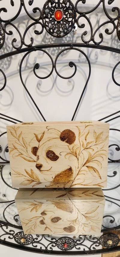 Couvercle du coffret en bois pyrogravé avec motif de panda et feuillage. Signé Louve de Lune