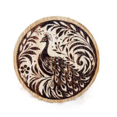 Décapsuleur aimanté en bois pyrogravé représentant un paon, création artisanale par Louve de Lune – Pyro’Art