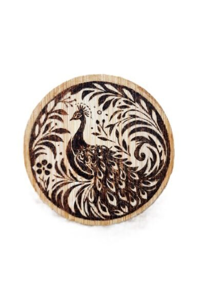 Décapsuleur aimanté en bois pyrogravé représentant un paon, création artisanale par Louve de Lune – Pyro’Art