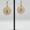 Détail du dos des boucles d’oreilles en bois avec lune pyrogravée