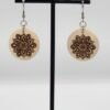 Boucles d’oreilles en bois de pin pyrogravées à la main avec motif fleur, vue de face. création artisanale Pyro’Art
