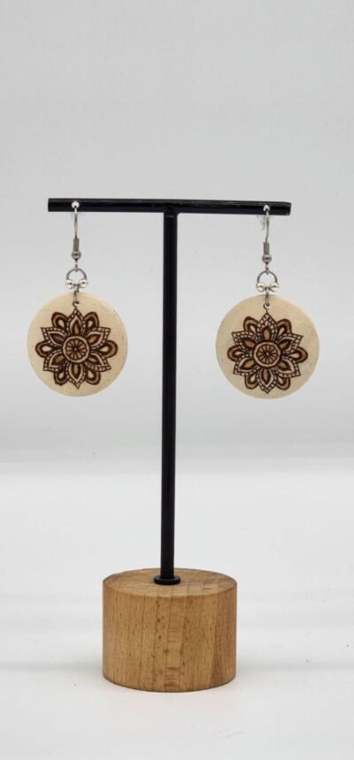Boucles d’oreilles en bois de pin pyrogravées à la main avec motif fleur, vue de face. création artisanale Pyro’Art