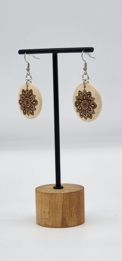 Bijou artisanal en bois pyrogravé avec fleur gravée