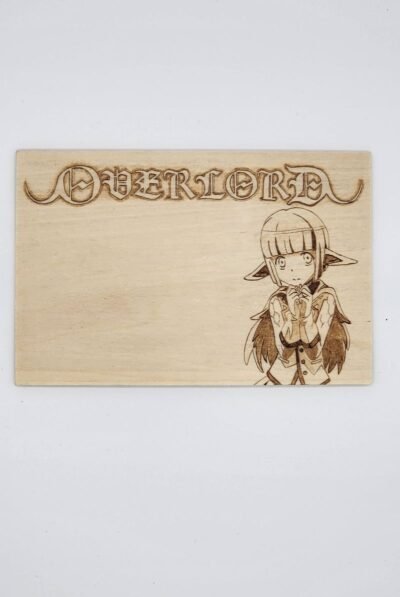 Carte manga personnalisée sur bois pyrogravée à la main, avec illustration de personnage et prénom. Pyro'Art