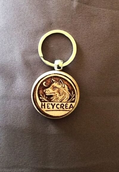 porte-clé en bois personnalisé logo tête de loup pyrogravé à la main par Louve de Lune pour Pyro'Art