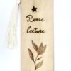 Dos du marque page en bois message " bonne lecture" avec décoration de feuillage- Proyart Louve de Lune - création artisanale.