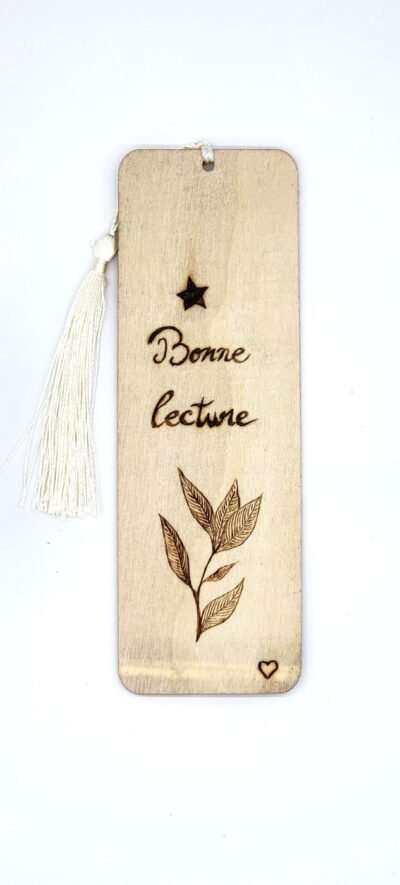 Dos du marque page en bois message " bonne lecture" avec décoration de feuillage- Proyart Louve de Lune - création artisanale.