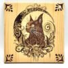 Pyrogravure sur bois représentant un chat entouré d’un croissant de lune et de motifs végétaux, création artisanale gravée à la main.