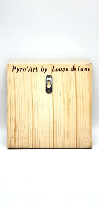 Dos du tableau en bois pyrogravé avec signature Pyro’Art by Louve de Lune et attache murale.