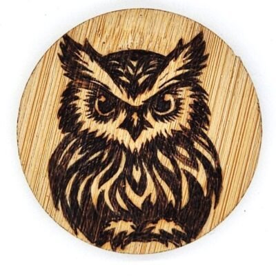 Chouette - hibou sur décapsuleur rond aimanté en bois pyrogravé