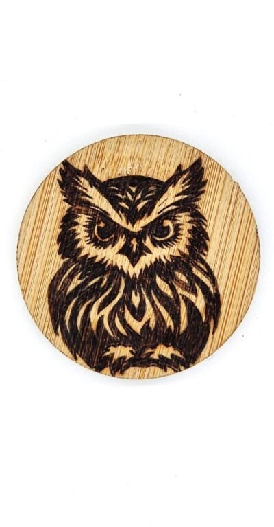 Chouette - hibou sur décapsuleur rond aimanté en bois pyrogravé
